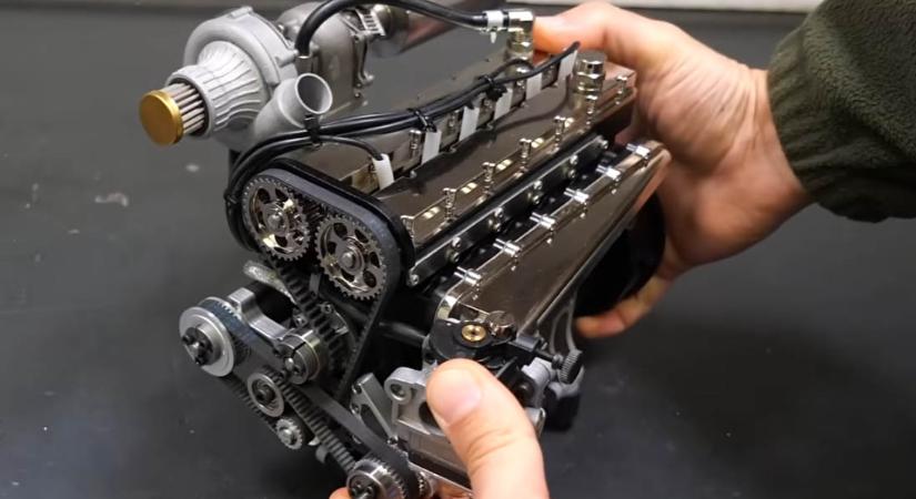 Kész őrület: működő, benzines miniatűr épült egy legendás motorból