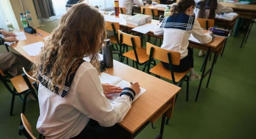 Angol nyelvből vizsgának a diákok - folytatódik az érettségi
