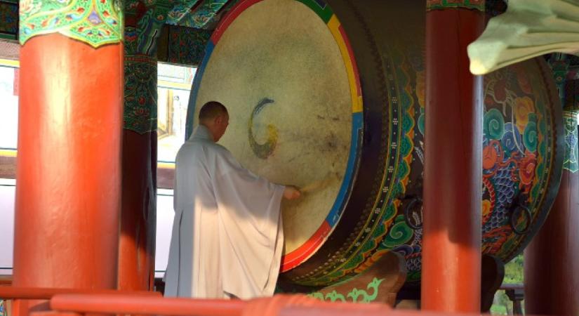 Nem ember, mégis buddhista lett: Gabi szerzetesi esküjén ámul a világ