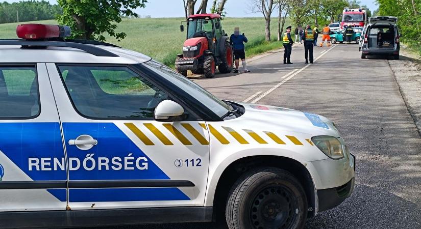 Traktor előzéséből lett baleset Jánoshalmánál – kórházba vitték az autóst  fotók