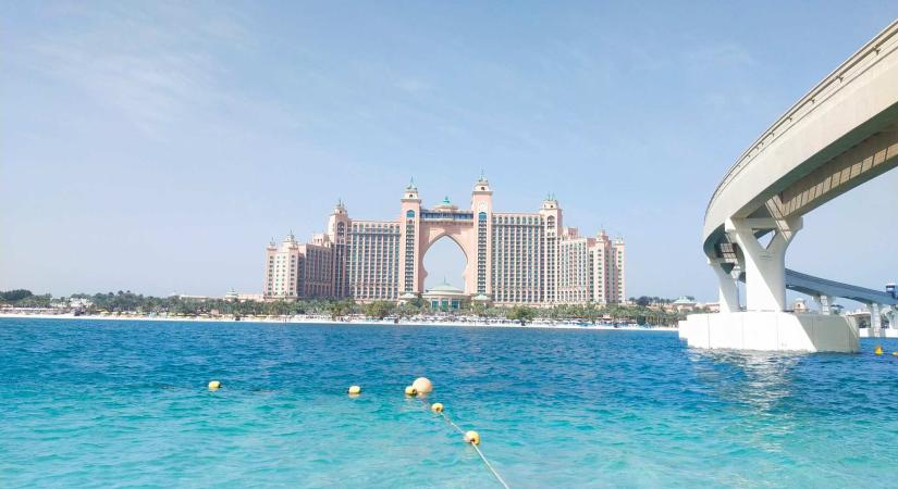 Privát női partszakasz, éjszakai fürdőzés, és luxusélmény vár Dubaj legújabb strandján