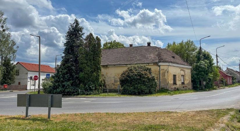 Életveszélyes ez az épület Nagyatádon: kordonok és terelőutak bénítják a forgalmat