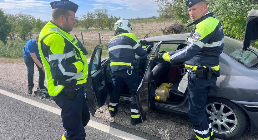 Motoros rendőrök megelőztek egy súlyos balesetet az 55-ös főúton