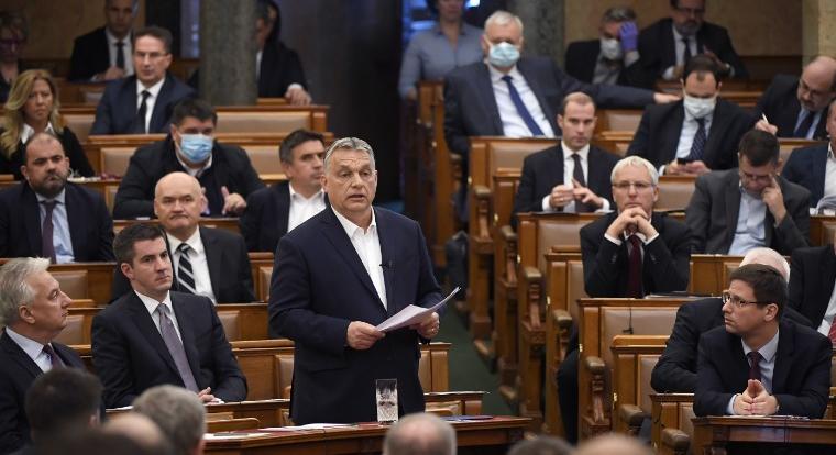 Arccal állt a nyilvánosság elé az újabb botrány szivárogtatója, és elképesztő dolgokat borított