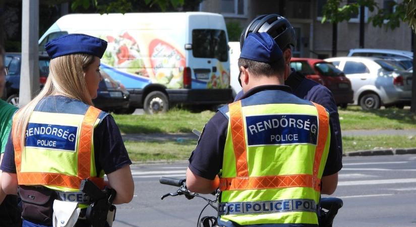 Csak a defektes biciklijét tolta? A debreceni rendőröknek mégis gyanús volt