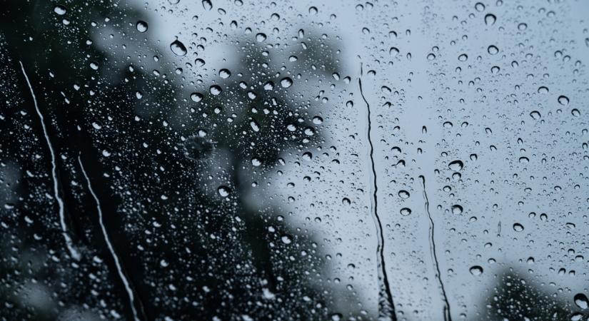 Itt a pokoli csütörtök: 16 vármegyét tarolhat le a felhőszakadás
