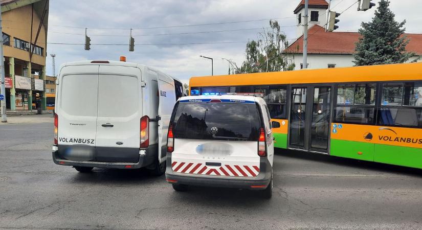 Nagy fennforgást okozott egy busz Nyíregyházán – teljesen megbénult a forgalom (fotókkal)