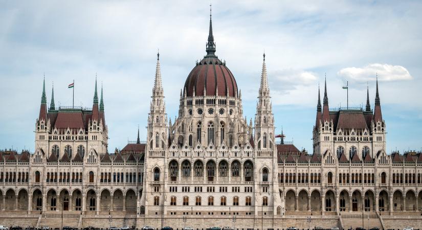 Visszakerül az EU-zászló a Parlamentre, Orbán Anita már az időpontot is elárulta