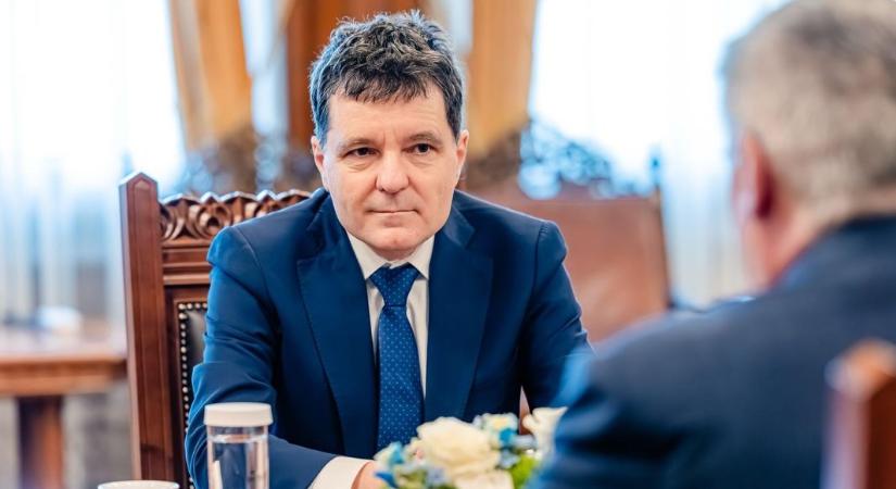 A kormány után jöhet az államfő – Nicușor Dan felfüggesztését kezdeményezi Șoșoacă pártja