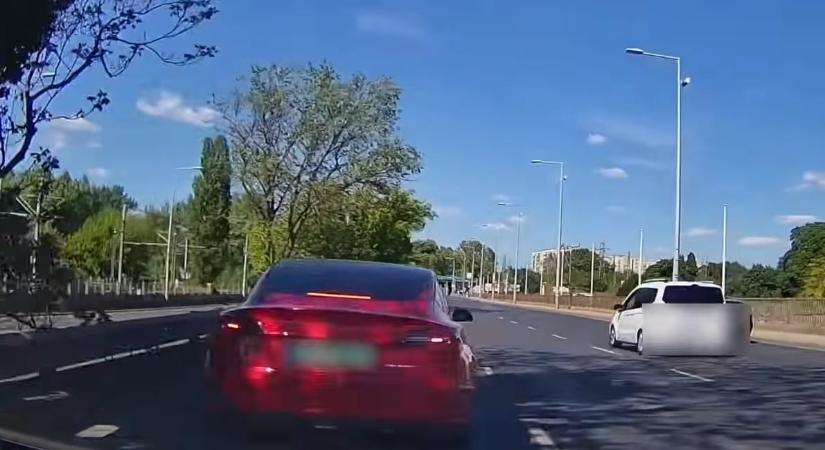 Drámai balesetet okozott egy satufékező Tesla a Szentendrei úton – videó