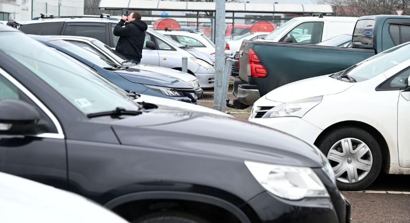 Kevés lesz a parkoló, és az utat is lezárják: nagy változás jön a ceglédi közlekedésben