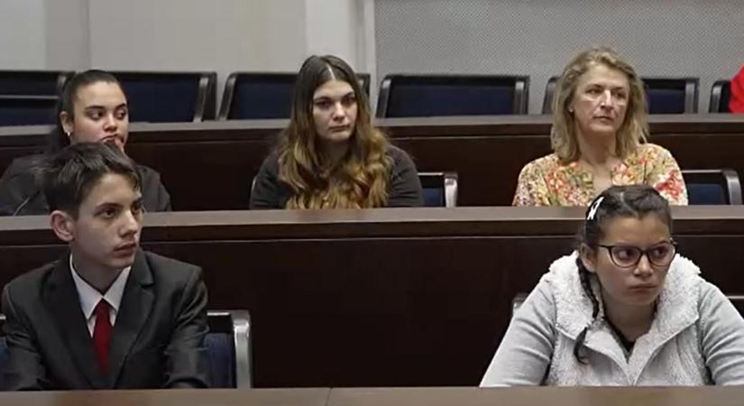 Tabletet kaptak a legszorgalmasabb rászoruló diákok Debrecenben – videóval