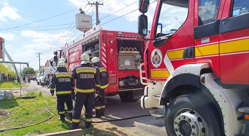 Kigyulladt egy garázs a szabolcsi városban, a szomszédos házra is átterjedtek a lángok!