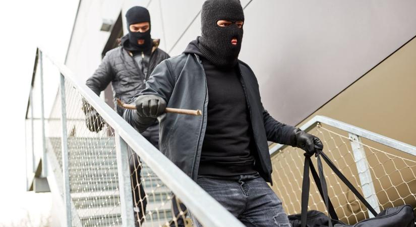 Berúgták az ajtót Ácson: mindent vittek, amit csak értek az üzletben