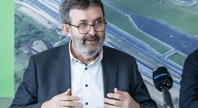 Palkovics ellentmond Szijjártónak, szerinte téma volt a kormányüléseken az akkugyárak szennyezése