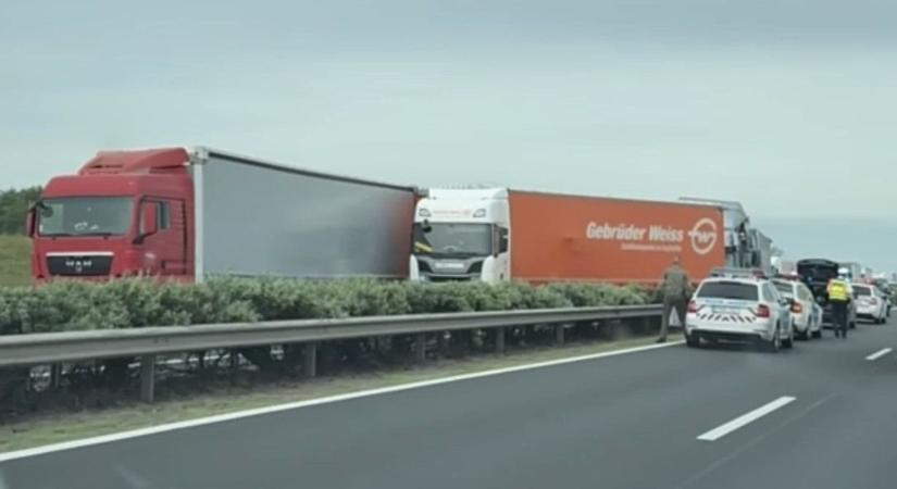 Megbénult az M1-es autópálya: kamionok ütköztek össze Tatánál