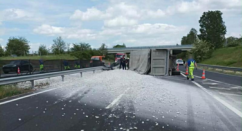 Kőszállító szenvedett balesetet az M7-esen