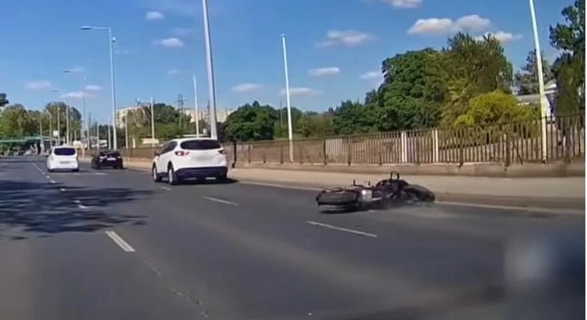 Videón a büntetőfékezős ütközés és a motoros bukás a Szentendrei úton!