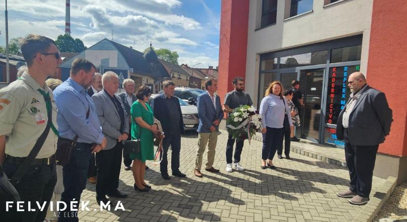 Koszorúzással és főhajtással kezdődött a SZAKC tanácsülése