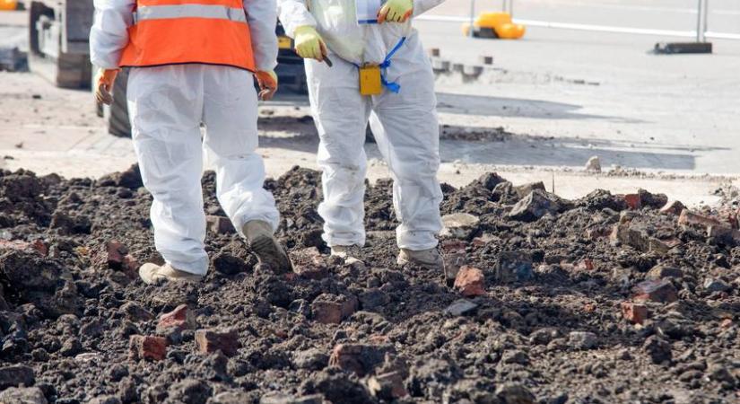 Azbesztszennyezés: újabb magyar nagyvárosban találtak veszélyes kővel borított utakat és parkolót