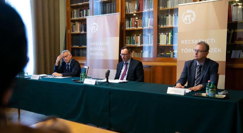 Teherautóval hordják a nyomozati iratokat Kecskemétre: brutális teher alatt is tarol a törvényszék – fotók
