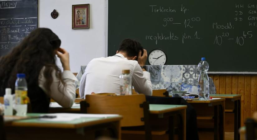 Nagyon könnyű volt, bár az esszék feladhatták a leckét – Ilyennek látták a diákok a középszintű angolérettségit