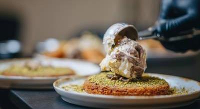 Kunafa-láz a Kunafaházban – Ellenállhatatlan keleti édesség hódít a Mátyás téren