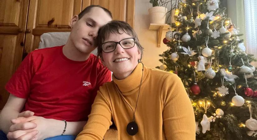 A halmozottan sérült Máté is segít édesanyjának az alapítvány körül - együtt gyűjtenek, hogy Máté lábra tudjon állni