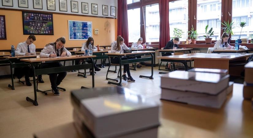 „Nagyon gyorsan beszélnek, ha több szót kell beírnom másodpercek alatt, mindig elveszek” – a hallott szövegértés volt a legnehezebb az emelt angolérettségin
