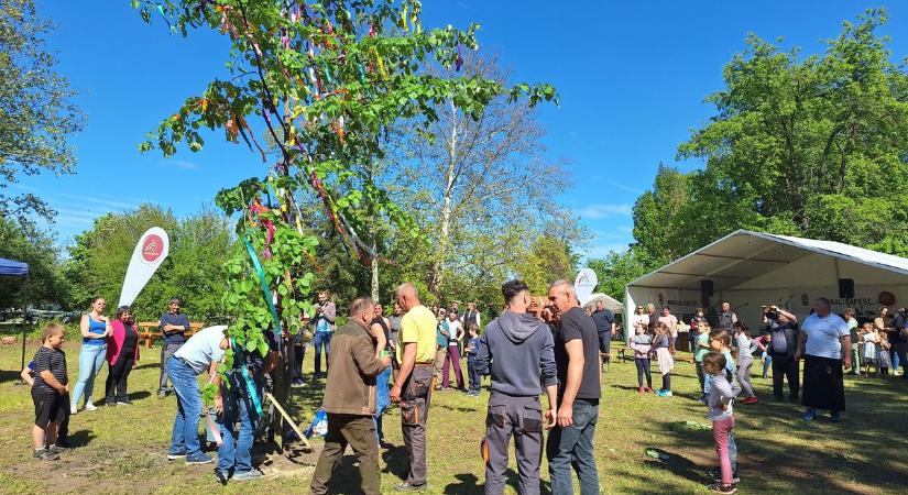 Két rendezvény, egy nagy buli: megtelt az arborétum pusztaszeren – galériával