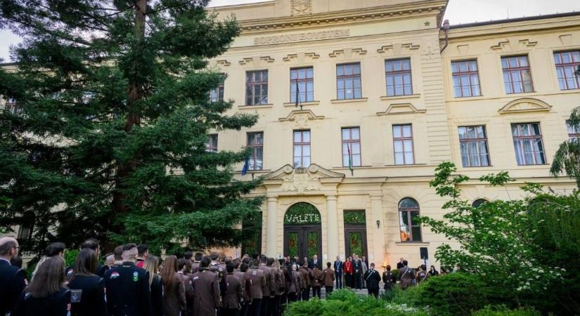 Sopron városa a fáklyák fényében – Hétvégén búcsúznak a Soproni Egyetem végzősei