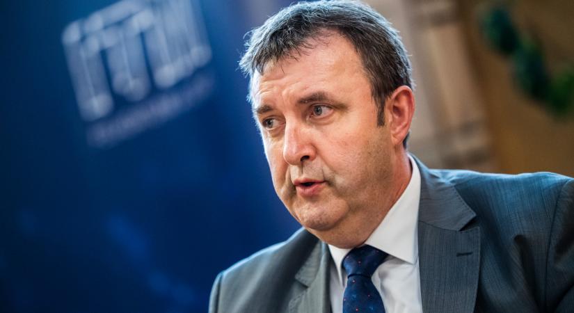 Palkovics ellentmond Szijjártónak: kiderült, miről beszéltek a kormányüléseken az akkumulátorgyárakról