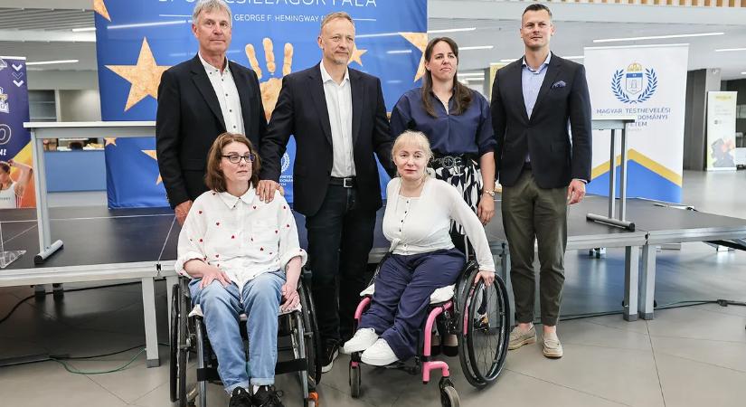 Újabb hat kiválóságunk kézlenyomatával gazdagodott a Magyar Sportcsillagok Fala