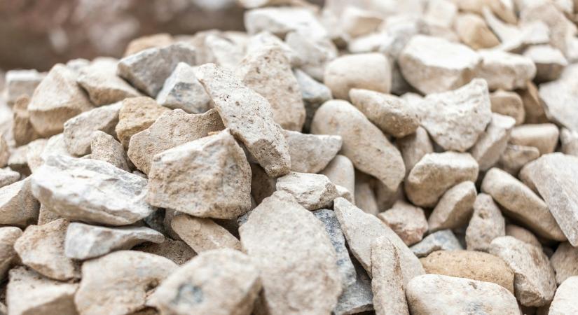 A teljes autópályát beborította a felborult kamion rakománya – képek, videó