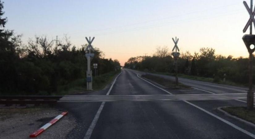 Hajmeresztő manőver a szombathelyi vasúti átjáróban - szemtanúkat keres a rendőrség