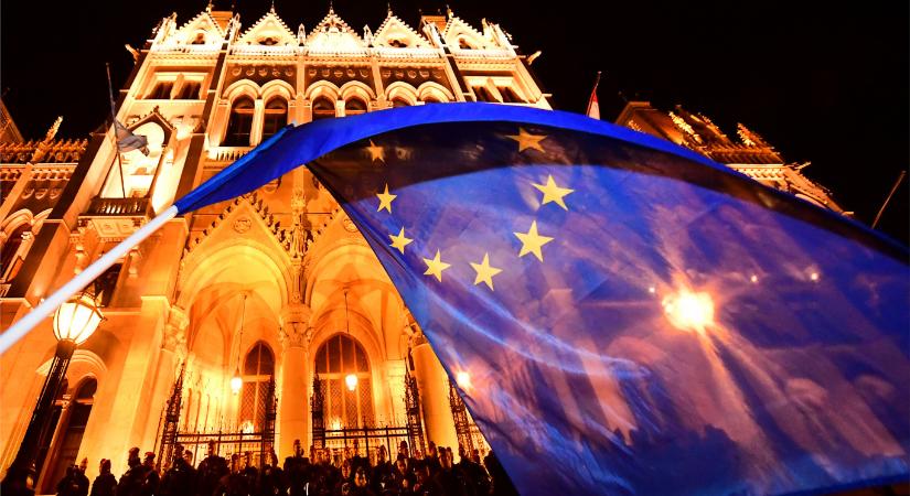 Szombaton visszakerül a Parlamentre a 12 éve száműzött uniós zászló