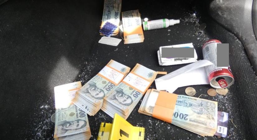 Álrendőrök csaltak ki 28 milliót egy arnótitól