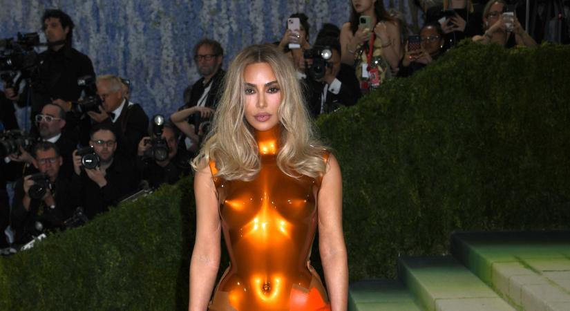 Kim Kardashian teljesen odavan: a kamerák kézenfogva kapták le Lewis Hamiltonnal
