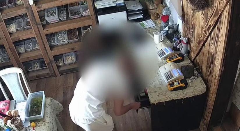 Elképesztő nyugalommal kutatta végig egy kaposvári üzlet irodájának fiókjait a tolvaj, hamar elkapták - videó