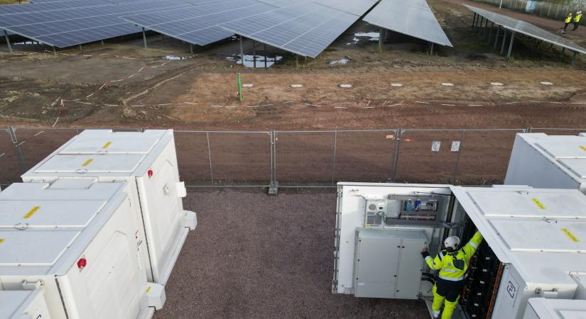 Fordulat az energiapiacon: a napelem–akkumulátor páros már olcsóbb, mint egy új szénerőmű