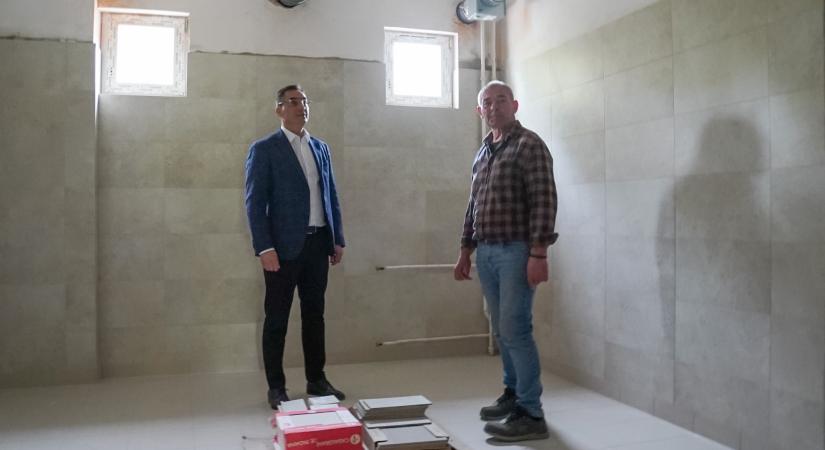 Halad a felújítás a debreceni idősházban