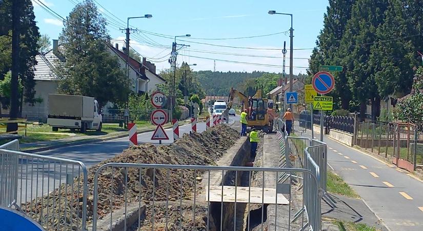 Feltúrták a forgalmas utat, lámpás irányítás nehezíti a közlekedést a zalai városban – megkérdeztük, mi történik