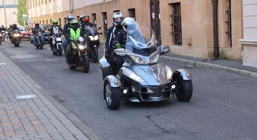 Tizenötödször dübörög végig a motoros felvonulás Pécsen