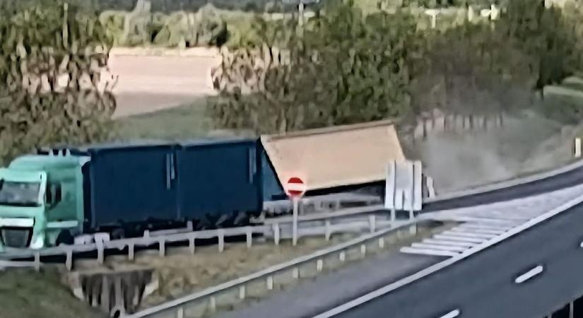Megtörtént a baj az autópályán – ezért lepték el az utakat a zsaruk (videó)