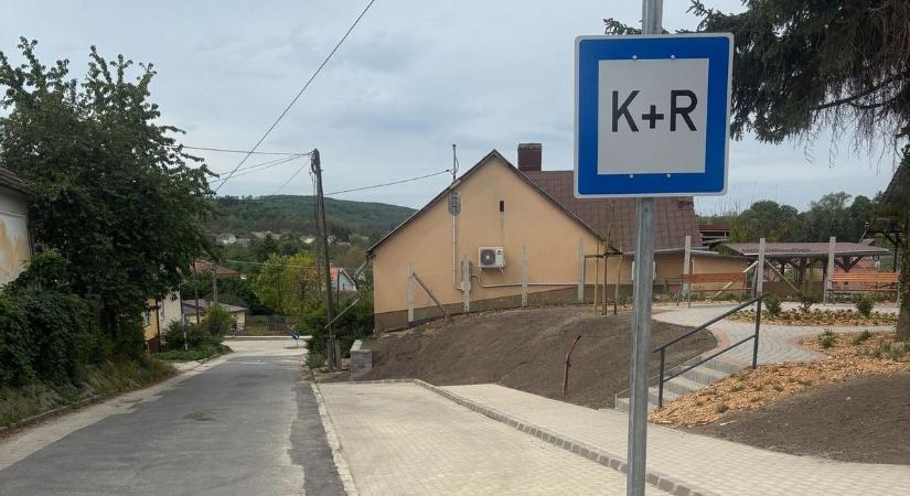 Vége a reggeli káosznak, lépett Tab városa: puszi és gáz az iskoláknál!