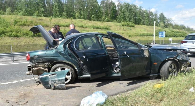 Több milliót dobtak ki az álrendőrök az autóból az M30-as autópályán