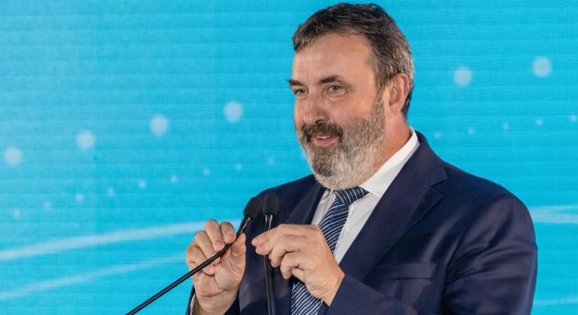Palkovics másképp emlékszik, mint Szijjártó: szerinte téma volt a kormányüléseken az akkugyárak szennyezése