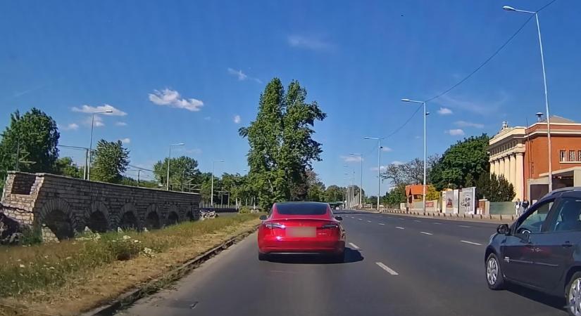 Valamiért "satufékezett" a Tesla, felborult és megsérült mögötte egy motoros, az ügy komoly kérdéseket vet fel