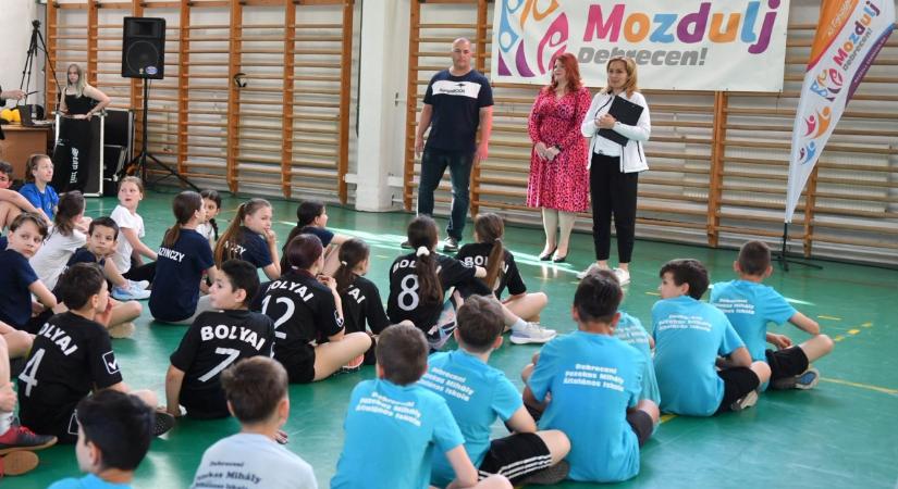 Ajándékokkal érkezett Széles Diána egy debreceni általános iskolába