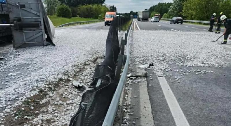 Durva videón, ahogy az M7-esen egy kamion belerongyol a másikba